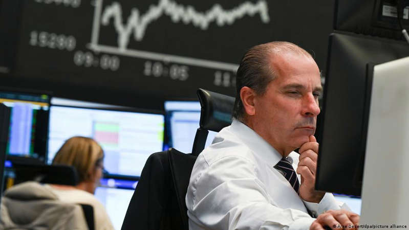 Bolsas de valores se hunden por temor desatado por la variante ómicron