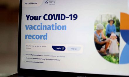 Hombre en Nueva Zelanda se vacunó contra la COVID-19 10 veces un mismo día, y recibió pagos por cada una de las dosis