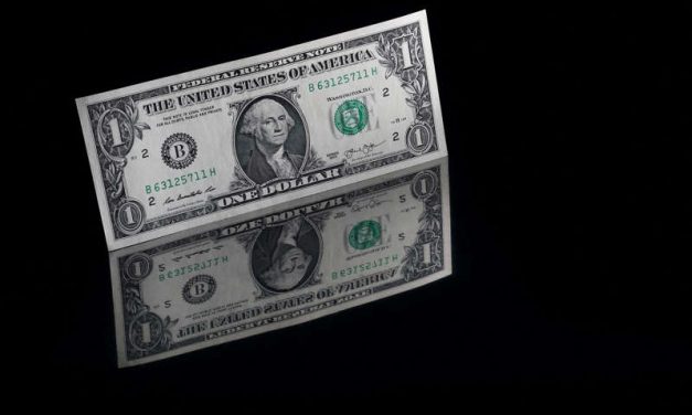 Dólar sube tras anuncio de la Fed sobre alzas de tasas en 2022