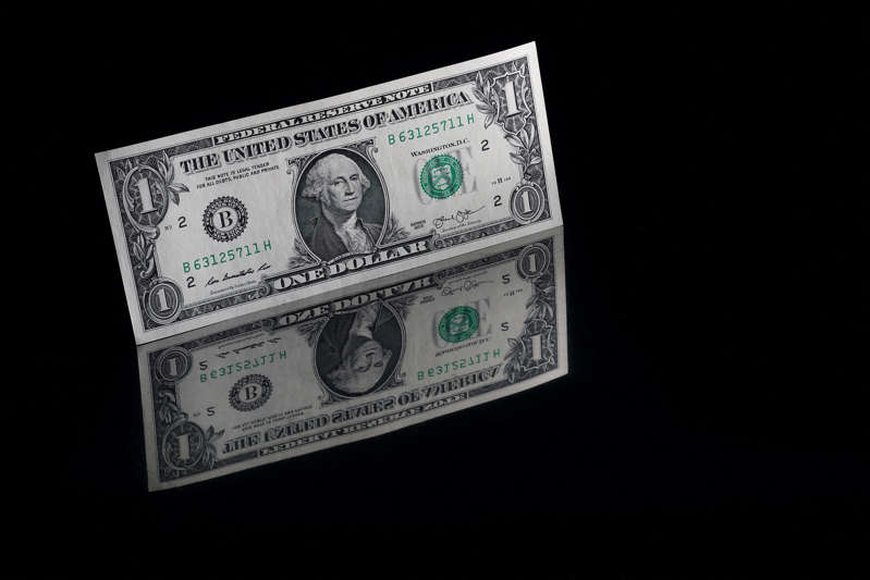 Dólar sube tras anuncio de la Fed sobre alzas de tasas en 2022