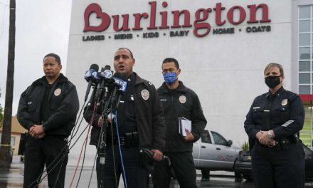 Mueren 2 personas por tiroteo en una tienda de Los Ángeles