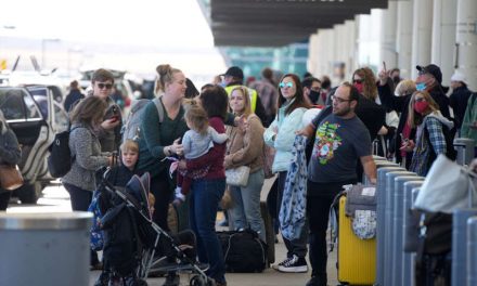 Miles de personas varadas en Estados Unidos a medida que ómicron arrasa con aerolíneas y obliga a cancelar vuelos
