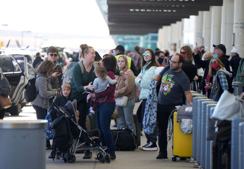 Miles de personas varadas en Estados Unidos a medida que ómicron arrasa con aerolíneas y obliga a cancelar vuelos