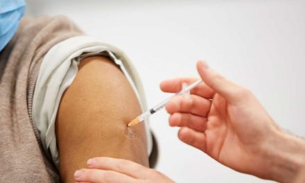 El “efecto nocebo” podría ser la causa de dos tercios de los síntomas de la vacuna covid, sugiere estudio