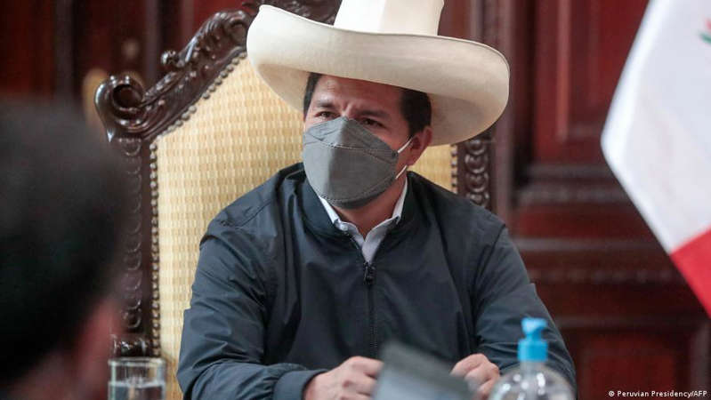 Pedro Castillo, de crisis en crisis en su primer medio año en Perú