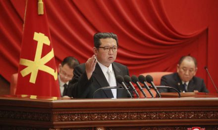 Kim promete reforzar ejército y mantener medidas antivirus
