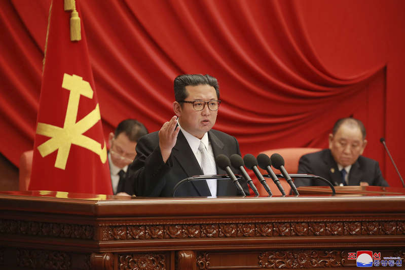 Kim promete reforzar ejército y mantener medidas antivirus