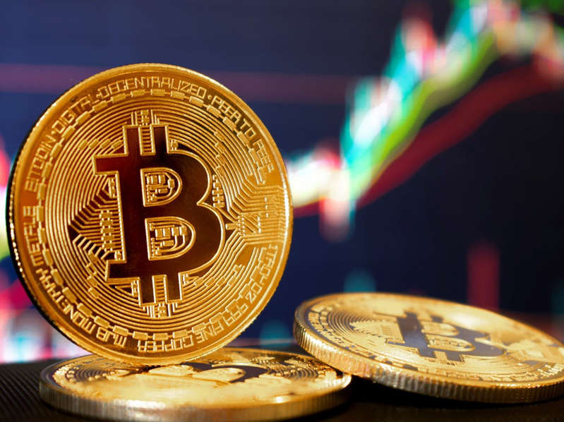 Caída del bitcoin se vuelve más drástica, propietarios de criptomonedas pierden cientos de miles de millones