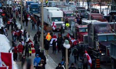 Miles protestan en Canadá por las restricciones COVID