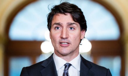 Trudeau convoca un gabinete de crisis para abordar bloqueos de los antivacunas