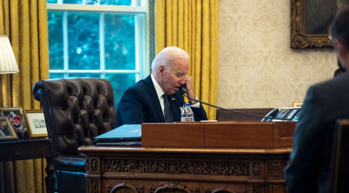 Biden confirma a Ucrania “compromiso” de defensa contra Rusia; hay alerta de ‘hackeos’ en Estados Unidos