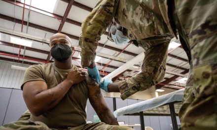 Ejército de Estados Unidos expulsará a quienes no se vacunen contra el covid-19 “de inmediato”