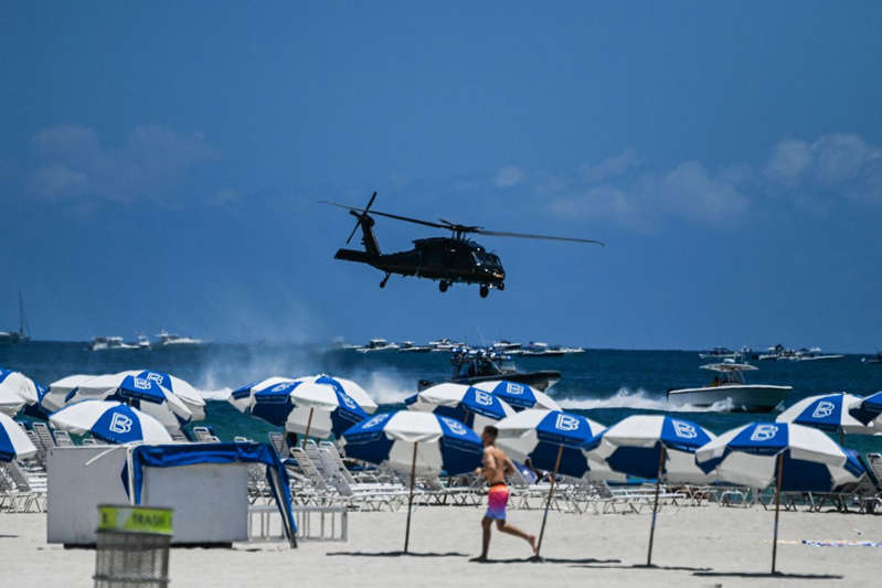 Helicóptero se estrelló cerca de decenas de bañistas en playa de Miami Beach