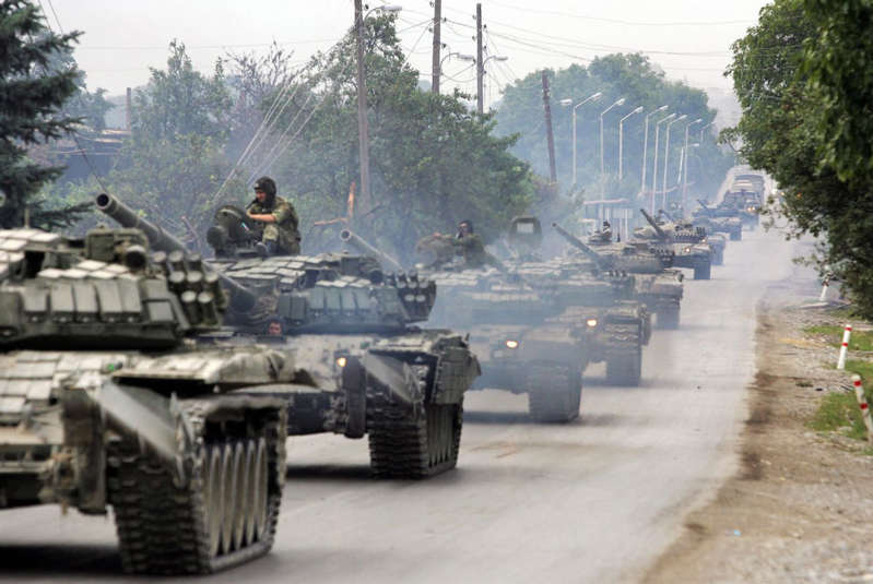 Tanques de Putin y 10,000 soldados invaden las áreas de ‘separación’ de Ucrania