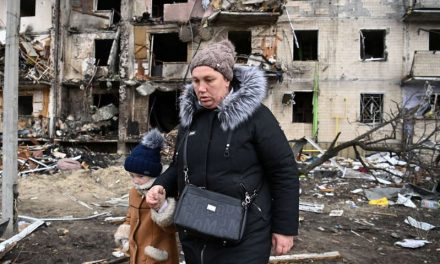 Residentes de Kiev se les pide preparar bombas Molotov mientras tropas rusas ingresan a la capital de Ucrania