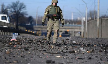 Fuerzas ucranianas capturan a ‘cientos de prisioneros de guerra rusos’ y las tropas de Putin no logran tomar Kiev en asalto nocturno