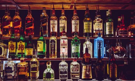 Vodka ruso es retirado de estantes en bares y licorerías de Estados Unidos y Canadá en apoyo a Ucrania