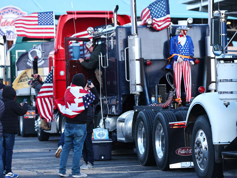 El “Convoy de la Libertad” de camioneros de California rumbo a DC se disuelve tras solo un día de trayecto