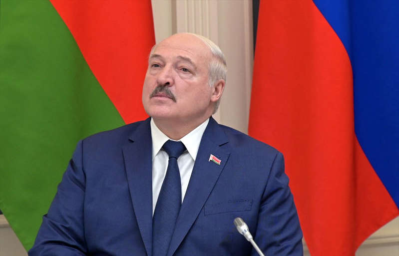 Presidente de Bielorrusia muestra por error los planes rusos para invadir Moldavia