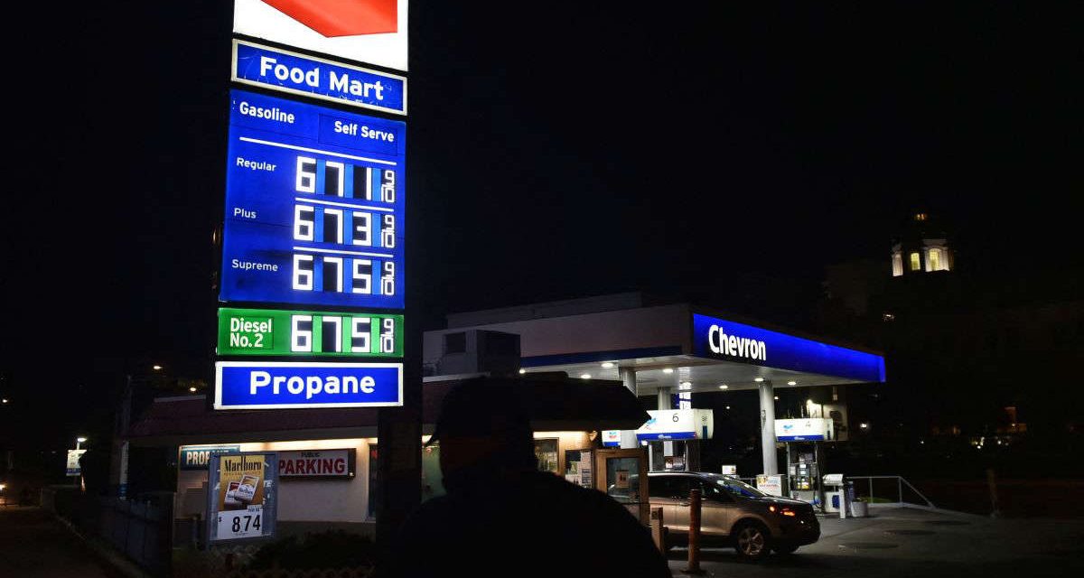 Congresistas citan a petroleras a audiencia por el alza de precios de gasolina
