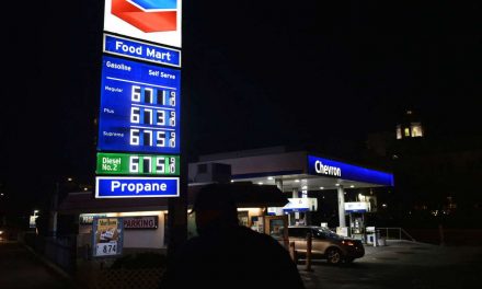 Congresistas citan a petroleras a audiencia por el alza de precios de gasolina