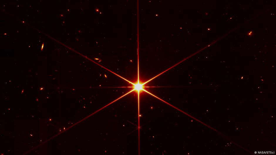 El telescopio James Webb envía la primera foto unificada de una estrella lejana