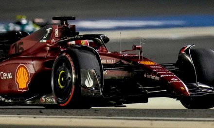 Leclerc y Ferrari mandan en Bahrein, abandono de Verstappen