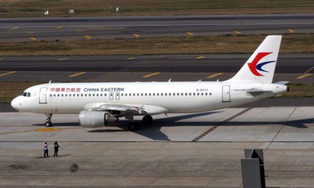 Se estrella avión Boeing con 132 pasajeros en China