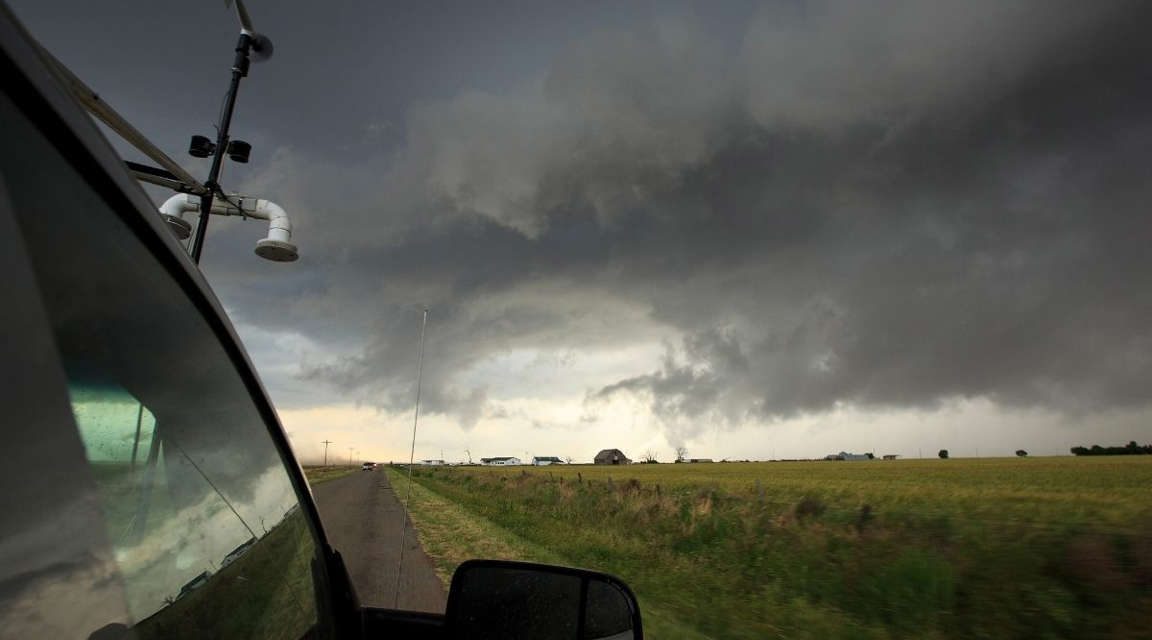 Destrucción en Oklahoma y Texas por paso de tornados que habrían dejado a residentes atrapados en sus casas