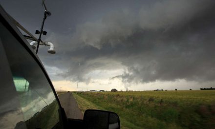 Destrucción en Oklahoma y Texas por paso de tornados que habrían dejado a residentes atrapados en sus casas