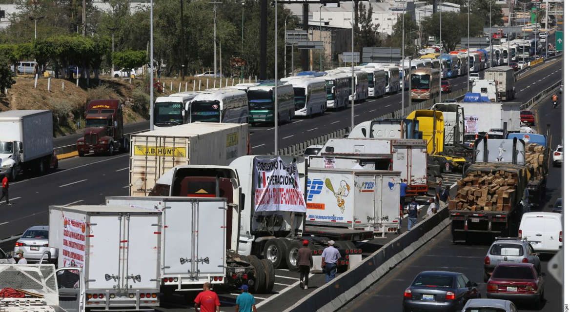 Transportistas realizan bloqueos en varias ciudades de México por la inseguridad en carreteras