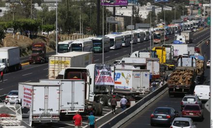 Transportistas realizan bloqueos en varias ciudades de México por la inseguridad en carreteras