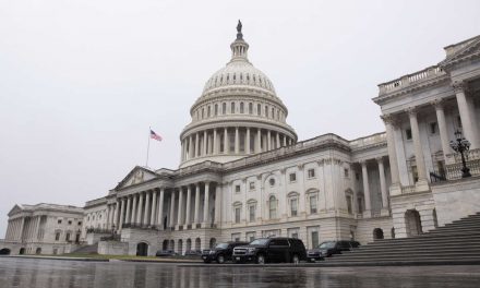 El Senado de EE.UU. vota a favor de limitar el comercio con Rusia y vetar su crudo