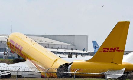 Avión de carga de DHL se estrella en Costa Rica y se parte por la mitad
