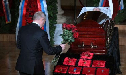 Putin aparece con maletín nuclear en funeral, desata temores y especulaciones