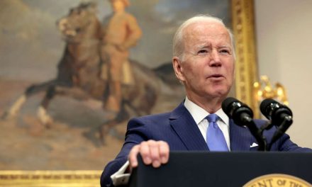 Gobierno Biden firma con 50 países aliados compromiso para “recuperar” Internet y luchar contra la “desinformación”