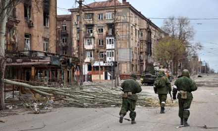 Rusia estrecha el cerco en Mariúpol, golpea otras ciudades