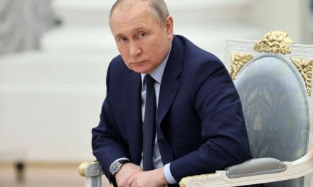 Video de Putin ‘encorvado e hinchado’ agarrando con fuerza una mesa aviva rumores sobre su mala salud