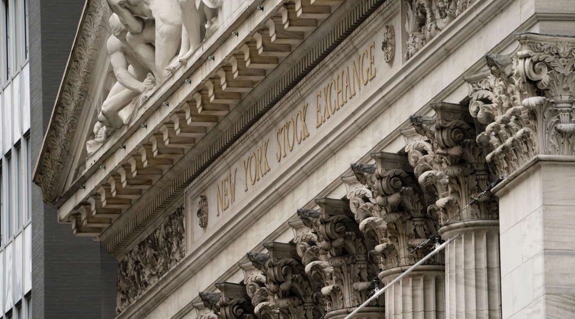 Wall Street baja por tasas de interés y reportes financieros