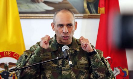 La polémica en Colombia por las declaraciones del jefe del Ejército contra Petro