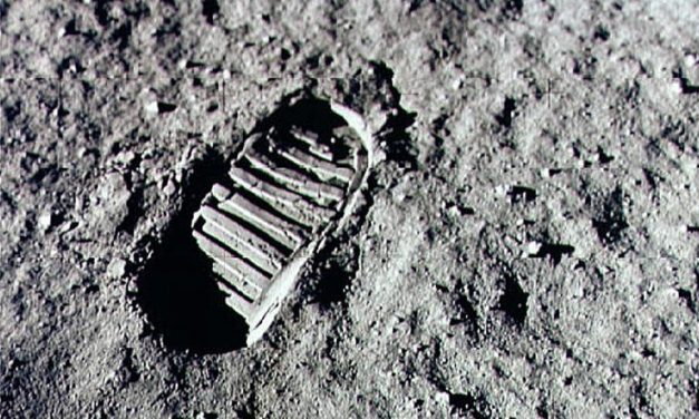 El suelo de la Luna podría producir oxígeno y combustible, según un nuevo estudio