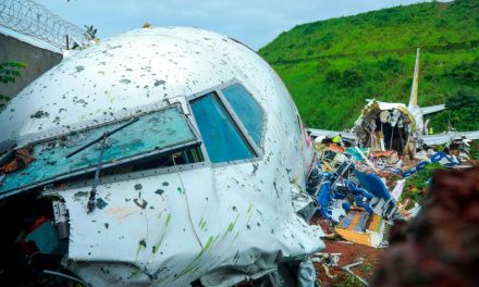 El impactante momento que un jumbo jet de China Airlines que se “desintegró” en pleno vuelo