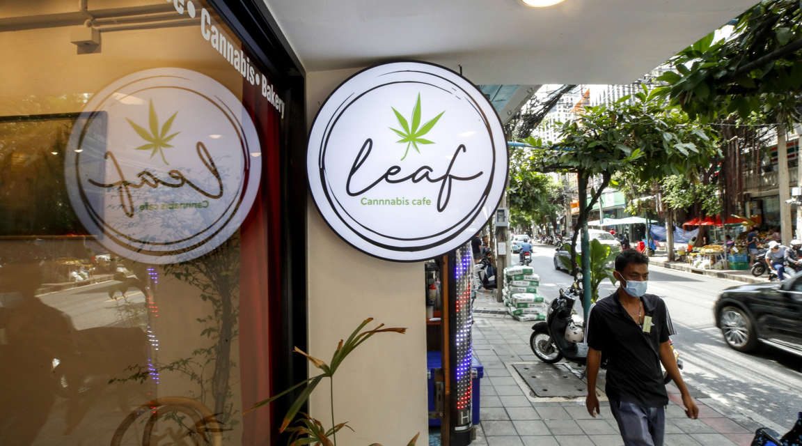 Tailandia prohíbe el consumo de cannabis en universidades tras legalizarlo