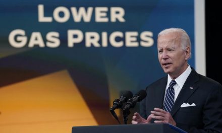 Biden pide suspender impuestos a la gasolina por 3 meses