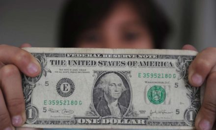 Autoridades de Tennessee alertan a personas que no recojan billetes de dólar doblados porque podrían contener fentanilo