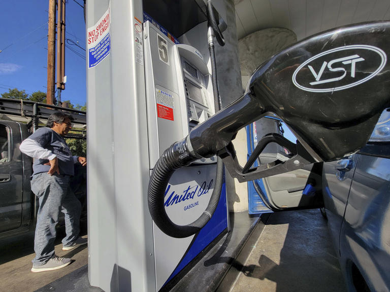 Precio promedio de la gasolina en Estados Unidos cae 45 centavos
