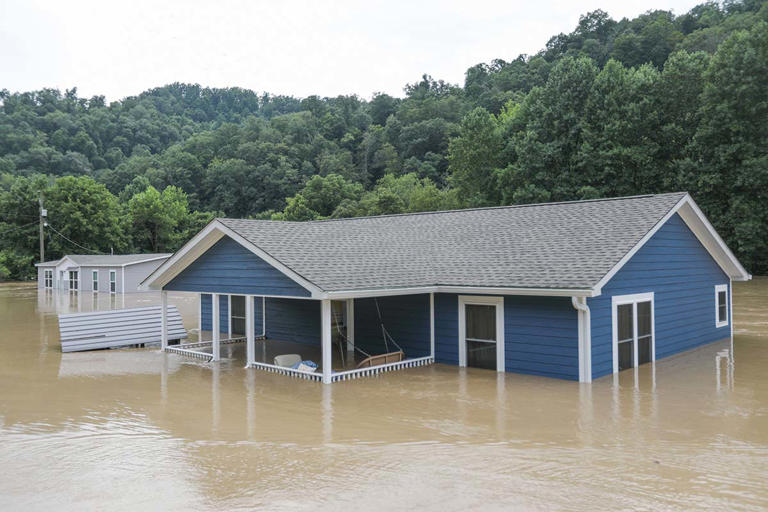 Gobernador de Kentucky advierte más tormentas en zonas donde continúan rescates por inundaciones