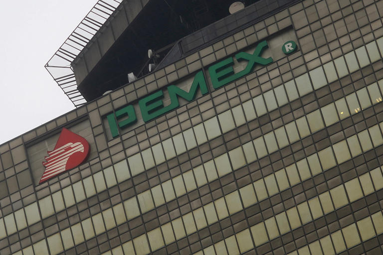 Mexicana Pemex procesa más crudo en julio, exportaciones suben levemente