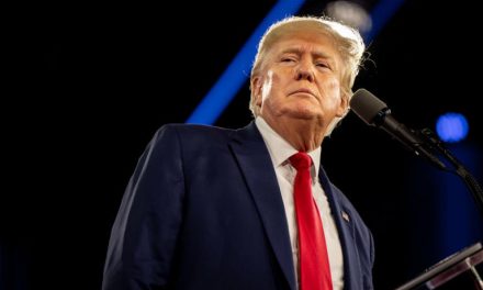 Trump enloquece en Truth Social y ataca al FBI por Mar-a-Lago