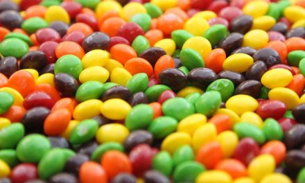 Alerta Willy Wonka: Esta empresa paga 78 mil dólares anuales por comer dulce